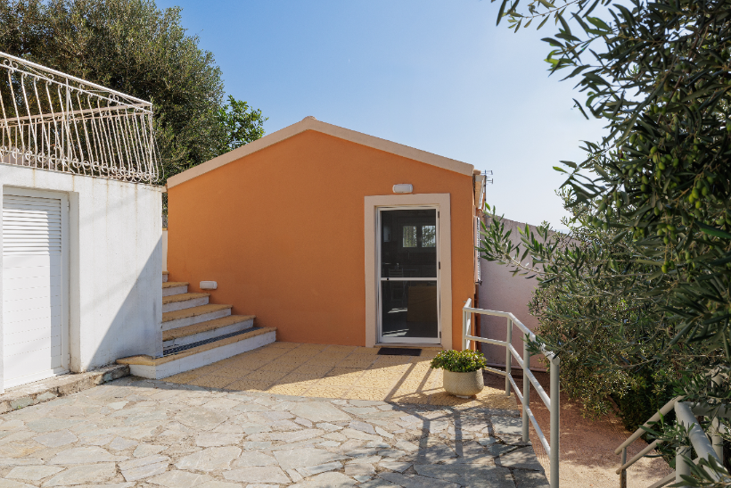 Garden view of Ef Zin Villa with outdoor seating