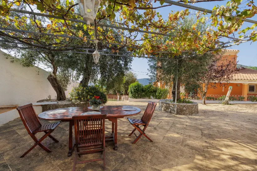 Al fresco dining area at Ef Zin Villa in Skripero