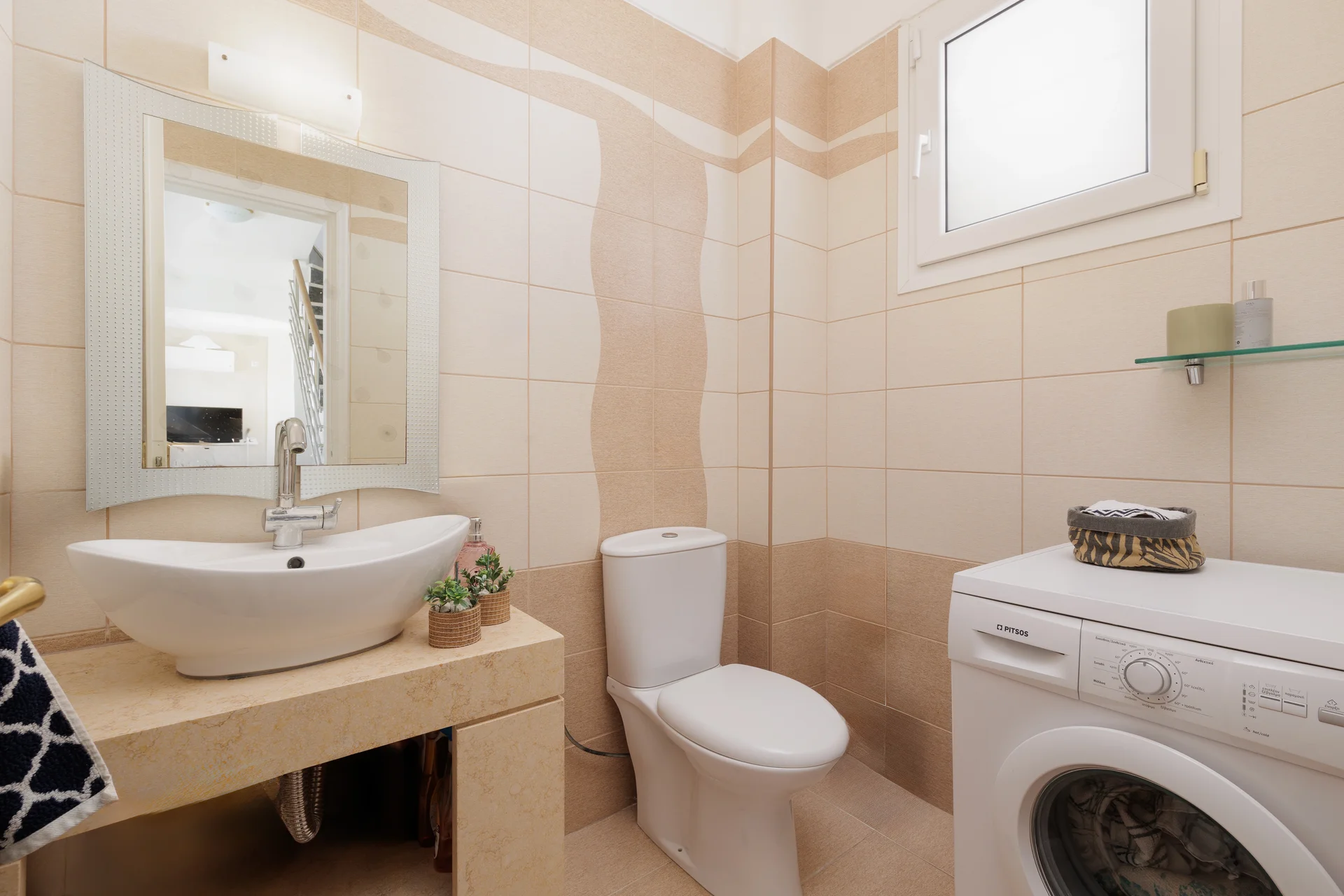 Modern bathroom with clean facilities at Ef Zin Villa